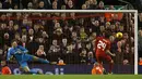 Pemain Liverpool, Joe Allen, sukses mencetak gol penetu kemenangan atas Stoke City dalam adu penalti di leg kedua semifinal Piala Liga Inggris di Stadion Anfield, Liverpool, Rabu (26/1/2016) dini hari WIB. (Reuters/Phil Noble)