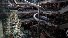 Sebuah perosotan setinggi lima lantai dibangun di dalam salah satu pusat perbelanjaan di Shanghai, China, Selasa (16/2). Wahana permainan sepanjang 20 meter itu dibuka untuk umum pada 22 Februari mendatang. (REUTERS/Aly Song)