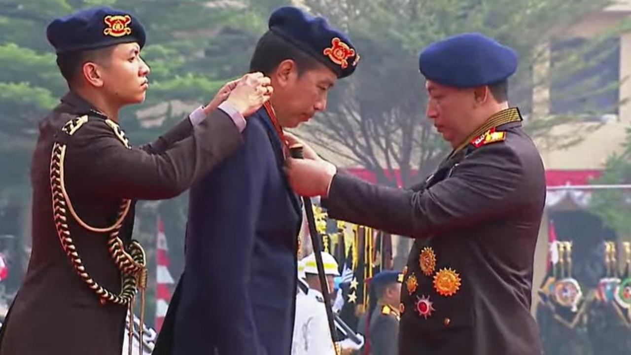 VIDEO: Gagah Kapolri Listyo Kalungkan Medali Kehormatan ke Presiden Jokowi Berbaret Biru