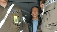 Mandra keluar dari gedung Kejaksaan Agung menuju mobil tahanan yang telah menjemputnya, Jakarta, Jumat (6/3/2015). Mandra ditahan karena diduga terlibat kasus penggelembungan dana di TVRI tahun 2012. (Liputan6.com/Herman Zakharia)