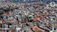 Suasana kawasan pemukiman padat penduduk di Jakarta, Kamis (3/8/2023). Berdasarkan data World Population Review, jumlah penduduk Jakarta sudah mencapai 11.248.839 jiwa. (Liputan6.com/Angga Yuniar)