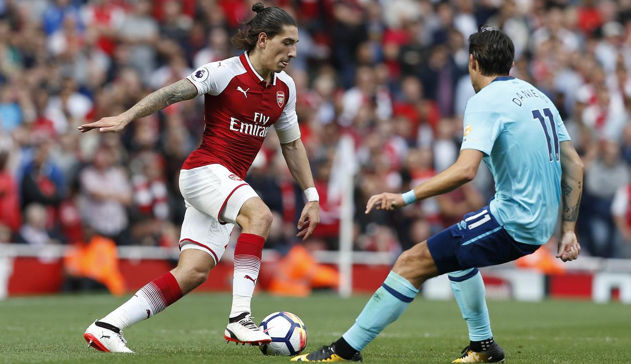 Bek Arsenal, Hector Bellerin, berusaha melewati gelandang Bournemouth, Charlie Daniels, pada laga Premier League di Stadion Emirates, London, Sabtu (9/9/2017). Arsenal menang 3-0 atas Bournemouth. (AFP/Ian Kington)