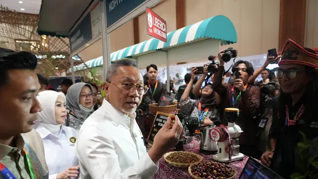 Menteri Koordinator (Menko) Bidang Pangan Zulkifli Hasan (Zulhas) usai membuka kegiatan World of Coffee Jakarta 2025, di Jakarta International Convention Center, Kamis (15/5/2025).