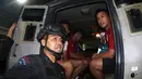 Pemain Pusamania Borneo FC naik mobil rantis polisi setelah bertanding melawan Persib dalam laga leg kedua perempatfinal Piala Presiden 2015 di Stadion Si Jalak Harupat, Bandung, Sabtu (26/9/2015). (Bola.com/Arief Bagus)