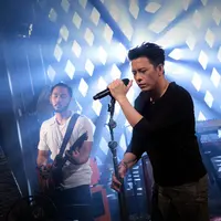 Kekasih Sophia Latjuba itu mengaku bahwa dulu, saat namanya masih Paterpan, sering menjadi langganan untuk menjadi langganan video klip. "Dulu sering sih dijadiin korban video klip, disuruh akting," kata Ariel NOAH. (Deki Prayoga/Bintang.com)