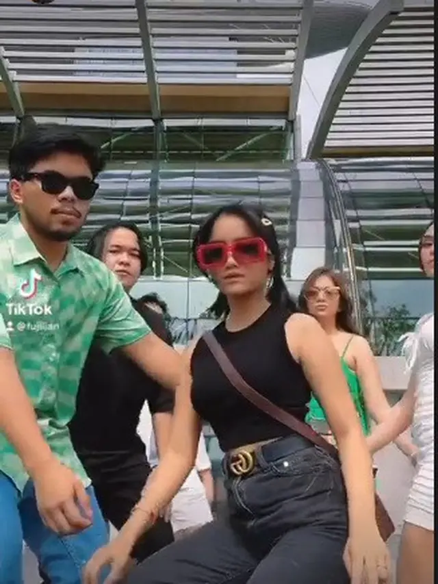 Fuji dan Thariq Halilintar nonton bareng konser Billie Eilish di Singapura (Foto: Instagram fuji_an)
