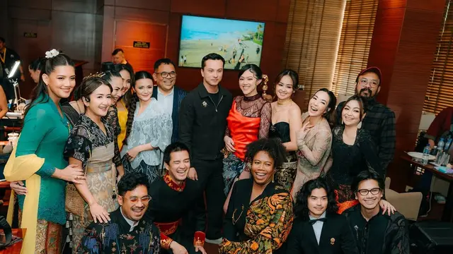 Potret Mesra Gisella Anastasia di Premiere Film 'Siapa Dia', Cinta Brian Setia Mendampingi
