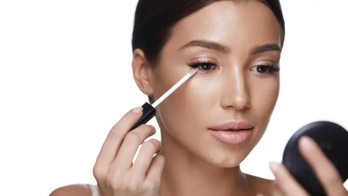 Tips Mengaplikasikan Concealer di Bawah Mata agar Terlihat Flawless dan Nggak Mudah Pecah