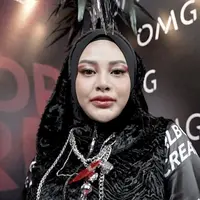 Aurel Hermansyah jadi salah satu pengisi acara untuk sesi Artwear Carnival bersama brand OMG. Aurel pun panen pujian. Aurel mengenakan baju hitam dengan paduan material beludru disertai headpiece bulu yang menambah keunikan gaya. [Foto: Instagram/ Aurel]