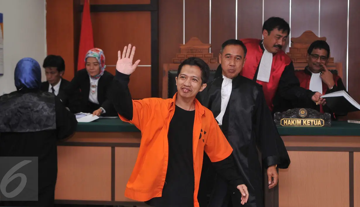 Terdakwa teroris Ahmad junaidi saat jalani sidang di Pengadilan Negeri Jakarta Barat, Selasa (9/2). Terdakwa ini terlibat dengan kegiatan kelompok militan ISIS di Indonesia. (Liputan6.com/Gempur M Surya)