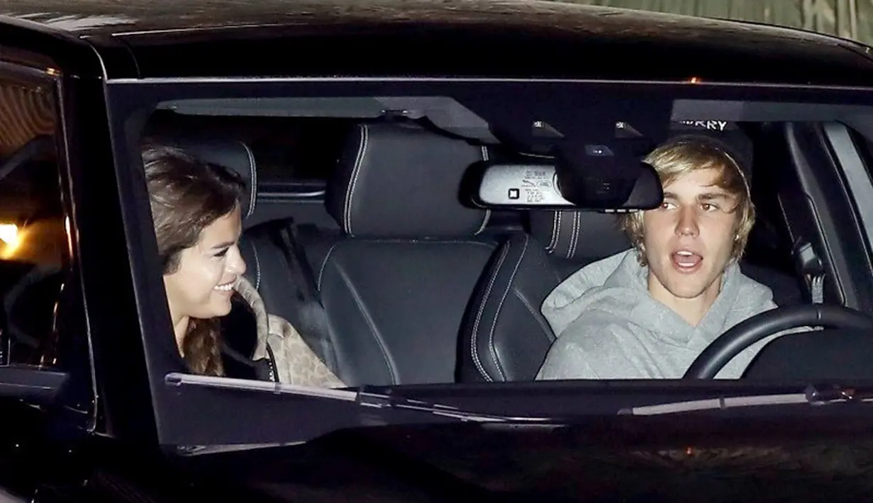 Tak sampai sana, Selena Gomez dan Justin Bieber pun kini miliki rencana untuk menikah meski tidak dalam waktu dekat. (BACKGRID/USMagazine)