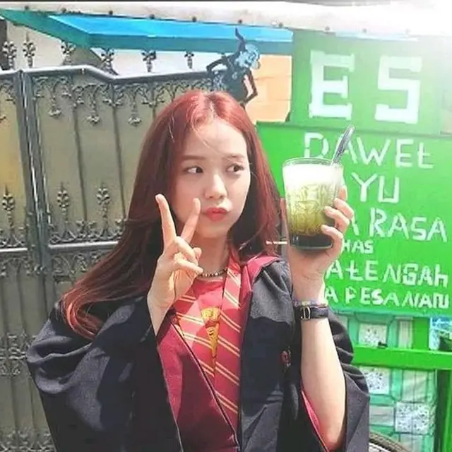 6 Foto Editan Blackpink Belanja di Pedagang Kaki Lima Ini Kocak Banget