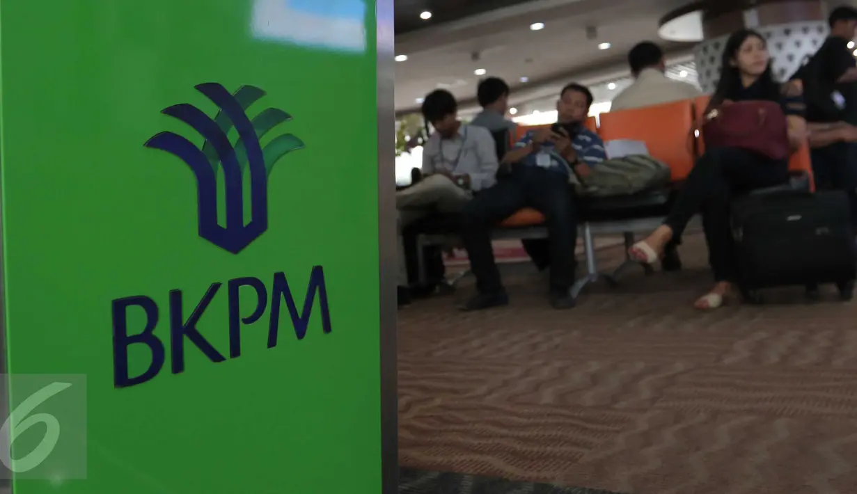 Sejumlah konsumen menunggu di kantor BKPM, Jakarta, Senin (26/10/2015). Pelayanan Terpadu Satu Pintu (PTSP) merupakan komitmen pemerintah demi memberikan pelayanan prima dan cepat kepada investor. (Liputan6.com/Angga Yuniar)