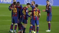 Penyerang Barcelona, Ousmane Dembele (ketiga kiri) berselebrasi usai mencetak gol ke gawang Sevilla pada pertandingan leg kedua babak semifinal Copa del Rey di stadion Camp Nou, Spanyol, Kamis (4/3/2021). Sebelumnya, Barcelona kalah dengan skor 0-2 pada leg pertama. (AP Photo/Joan Monfort)