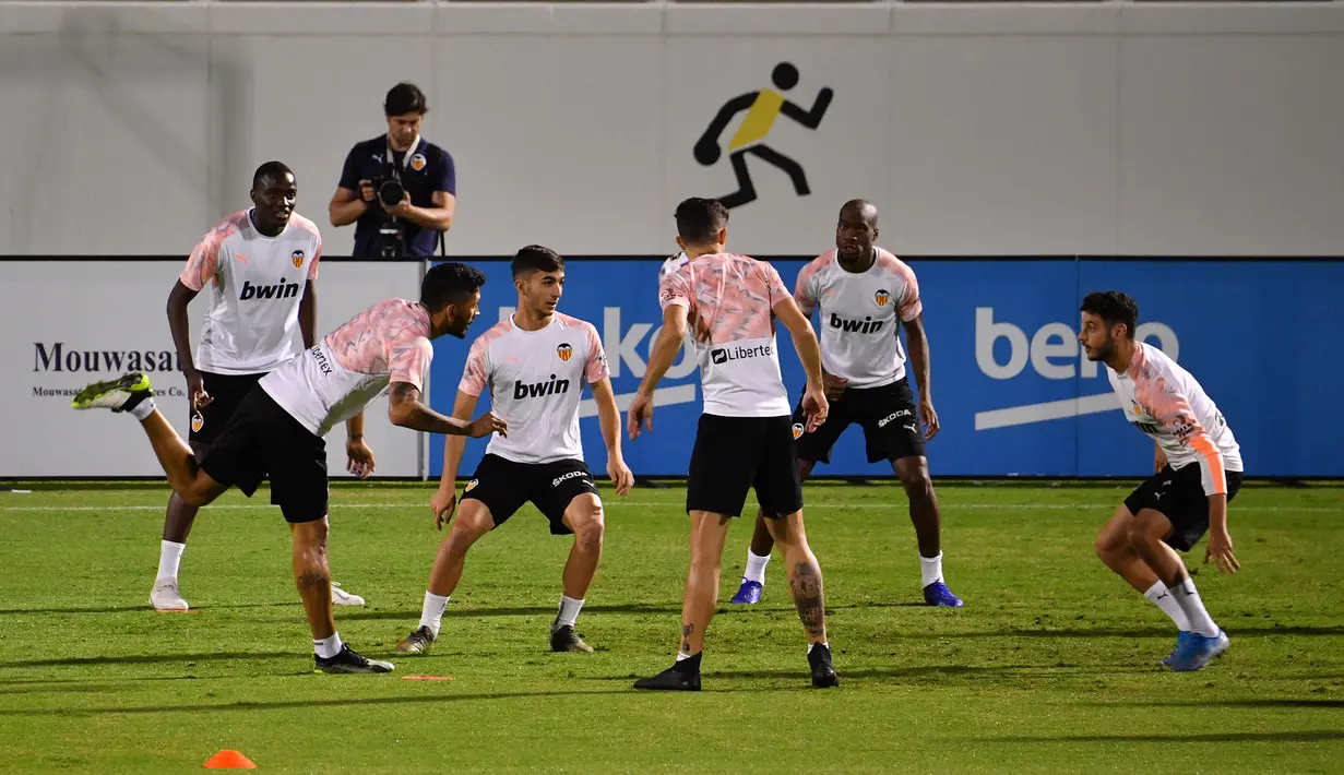 Para pemain Valencia saat mengikuti sesi latihan tim di King Abdullah Sport City di kota pelabuhan Arab Saudi, Jeddah (7/1/2020). Valencia akan bertanding melawan Real Madrid pada semifinal Piala Super Spanyol pada Kamis (9/1/2020) dini hari WIB. (AFP/Giuseppe Cacace)
