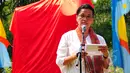 Ketua Komnas Perempuan, Azriana memberikan sambutan di acara peresmian Prasasti Tragedi Mei 98 di TPU Pondok Ranggon, Jakarta Timur, Rabu (13/5/2015). Azriana berharap kejadian Tragedi Mei 98 tidak terulang. (Liputan6.com/Yoppy Renato)