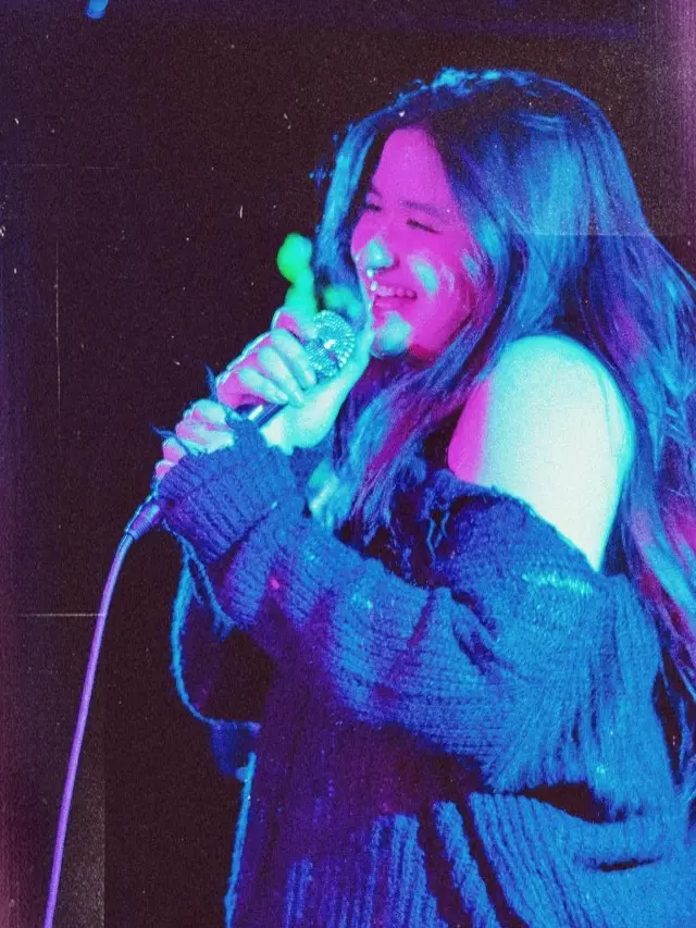 Gaya Stephanie Poetri Saat di Atas Panggung