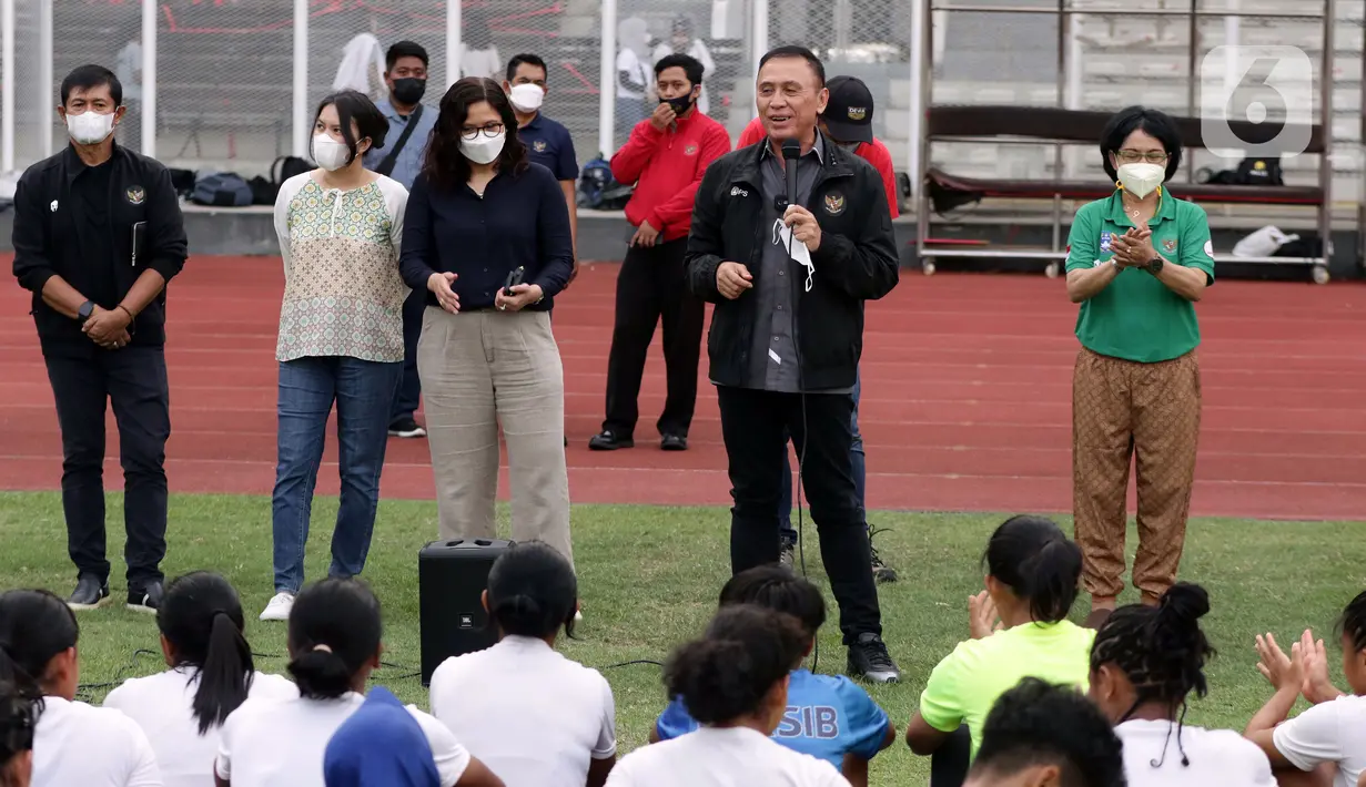Ketua Umum PSSI, M Iriawan (kedua kanan) memberi motivasi kepada Timnas putri Indonesia usai latih tanding di Stadion Madya, Kompleks Gelora Bung Karno, Jakarta, Kamis (13/1/2022). Latih tanding ini persiapan Timnas putri Indonesia berlaga di Piala Asia Wanita 2022. (Liputan6.com/Helmi Fithriansyah)
