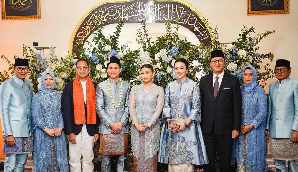 <p>Warna biru juga dikenakan oleh sang pengantin pria, dengan beskap dan celana yang dipadukan kain yang serasi dengan sang pengantin wanita. [@sandiuno]</p>