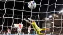 Pemain Paris St Germain,  Ezequiel Lavezzi (kiri) mencetak gol ketiga ke gawang Monaco dalam Liga Prancis di Stadion Louis II, Monaco. Minggu (30/8/3015). (Reuters/Eric Gaillard)