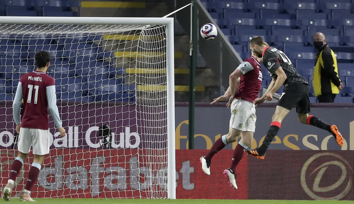 Bek Liverpool, Nathaniel Phillips (kanan) melepaskan sundulan yang berbuah gol kedua timnya ke gawang Burnley dalam laga lanjutan Liga Inggris 2020/2021 pekan ke-37 di Turf Moor, Burnley, Rabu (19/5/2021). Liverpool menang 3-0 atas Burnley. (AP/Martin Rickett/Pool)