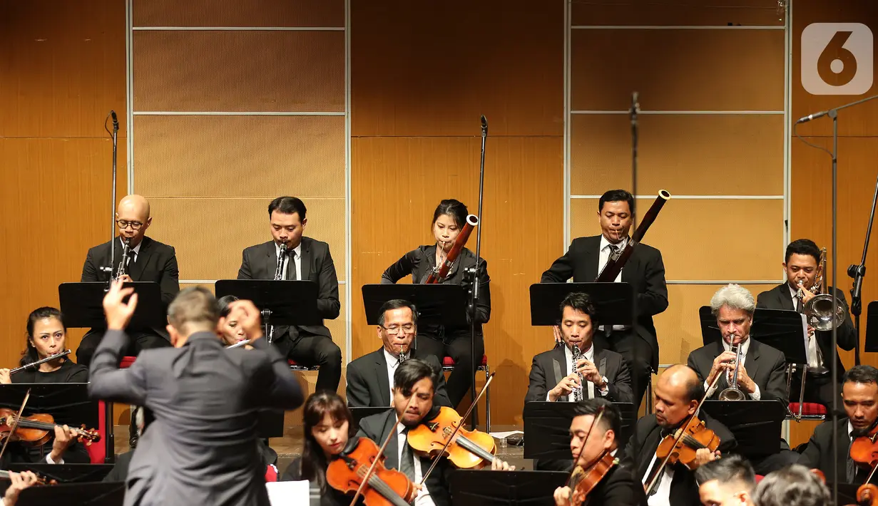 Sebuah konser klasik Love, God, and My Home dipersembahkan Jakarta Concert Orchestra (JCO) tampil di Usmar Ismail Hall, Jakarta, Miggu (6/10/2019). Orkestra dengan konduktor Avip Priatna membawakan dua karya Henryk Wieniawski (Polandia) dan Antonin Dvořák (Cekoslovakia). (Liputan6.com/Fery Pradolo)