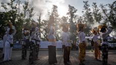 Orang-orang bersiap untuk mengambil bagian dalam doa upacara Melasti di Pura Segara di Surabaya, Jawa Timur, Minggu 19 Maret 2023. (Juni Kriswanto/AFP)