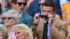 Mantan pesepak bola Inggris, David Beckham menyaksikan babak semifinal Grand Slam Wimbledon di All England Lawn Tennis Club, Kamis (11/7/2019). David Beckham menjadi saksi petenis Rumania Simona Halep lolos ke final usai menang atas Elina Svitolina dari Ukraina 6-1, 6-3. (Mike Egerton/POOL/AFP)