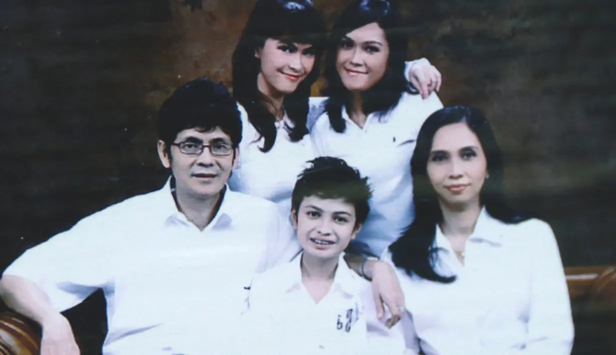 Dari pernikahan itu, telah dikaruniai tiga orang anak, Dhima Paramitha, Dhila Puspitha, dan Dhitya Prasetya. Ditengah kesibukannya, keduanya tetap meluangkan waktu bagi buah hatinya. (dok. Pribadi. REPRO Adrian Putra/Bintang.com)