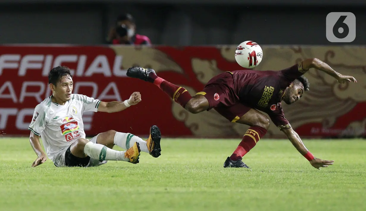 Pemain PSS Sleman Derry Rachman (kiri) berebut bola dengan pemain PSM Makassar Yakob Sayuri pada laga perebutan juara tiga Piala Menpora 2021 di Stadion Maguwoharjo, Sleman, Sabtu (24/4/2021). PSS Sleman mengalahkan PSM Makassar dengan skor 2-1. (Bola.com/M Iqbal Ichsan)