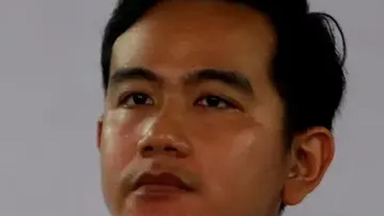 VIDEO: Gibran Dipaksa Pakai Jaket PSI, Giring Lari Usir Keluar Kader dari Panggung