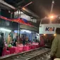 Viral resepsi pernikahan digelar di pinggir rel kereta di Surabaya. (dok. tangkapan layar video TikTok @dilaanrfd/https://www.tiktok.com/@dilaanrfd/video/7250531043088813317)