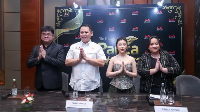 Prisca Aprilia bersama para petinggi PT Panca Tobacco Indonesia.