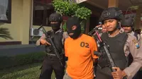 Tersangka pembunuh sadis terhadap pasutri siri di Dusun Tambak Suruh, Desa Tambak Agung, Kecamatan Puri, Mojokerto, Jatim, akhirnya dibekuk polisi. (Liputan6.com/Dian Kurniawan)