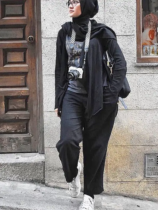 (Instagram/zeezeeshahab)