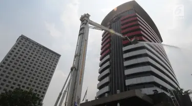 Petugas pemadam kebakaran memadamkan api saat simulasi penanggulangan kebakaran di gedung KPK, Jakarta, Jumat (14/9). Kegiatan itu untuk memberikan pelatihan dan edukasi kepada seluruh pegawai yang berada di gedung KPK (Merdeka.com/Dwi Narwoko)