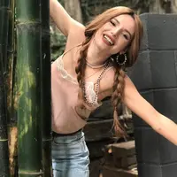 Bukan sebuah rahasia lagi ketika Bella Thorne kerap memamerkan tubuh tanpa busana. Namun, ia pun tak jarang tampil manis. (instagram/bellathorne)