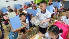 Seorang siswa berjalan mengembalikan piring kosongnya di sekolah dasar di Distrik Changning, Shanghai, China timur, pada 2 September 2020. Sekolah dasar tersebut mempromosikan kampanye "Bersihkan Piringmu" untuk mengurangi limbah makanan saat semester baru dimulai. (Xinhua/Ding Ting)