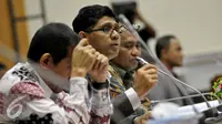 Wakil Pimpnan KPK Laode M. Syarief memberikan penjelasan dalam lanjutan RDP di Gedung Nusantara II, Kompleks Parlemen Senayan, Jakarta, Rabu (15/6). Rapat tersebut membahas laporan hasil Audit kasus RS. Sumber Waras. (Liputan6.com/Johan Tallo)