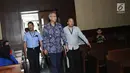 Dokter RS Permata Hijau, Bimanesh Sutarjo (tengah) bersiap mengikuti sidang perdana di Pengadilan Tipikor, Jakarta, Kamis (8/3). Sidang beragendakan pembacaan dakwaan dari Jaksa Penuntut Umum. (Liputan6.com/Helmi Fithriansyah)