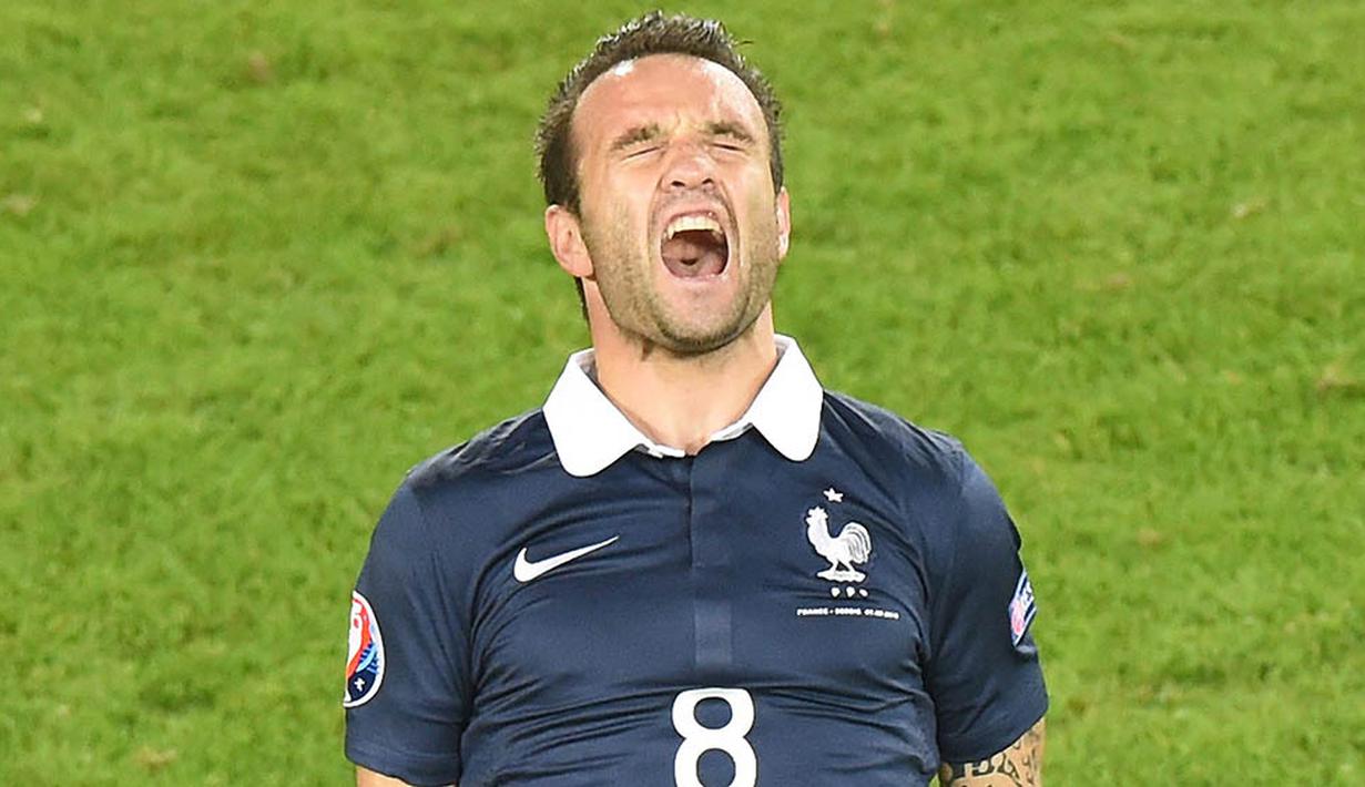 3. Mathieu Valbuena, skandal seks yang melibatkan dirinya dan Karim Benzema membuat warga Prancis kesal. Kemungkinan hal itu karena laporan gelandang ini membuat Benzema, striker andalan Prancis gagal tampil di Euro 2016. (AFP/Mehdi Fedouach)