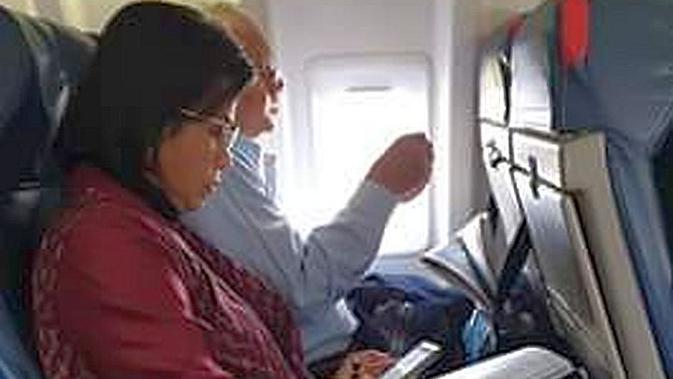 Menteri Keuangan Sri Mulyani naik pesawat kelas ekonomi ketika akan memberikan kuliah umum di Cornell University. (Facebook)
