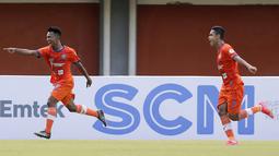 Gelandang Persiraja Banda Aceh, Assanur Rijal (kiri) melakukan selebrasi usai mencetak gol pertama timnya ke gawang Persita Tangerang dalam laga Grup D Piala Menpora 2021 di Stadion Maguwoharjo, Sleman, Rabu (24/3/2021). Persiraja menang 3-1 atas Persita. (Bola.com/Arief Bagus)