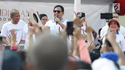 Calon Presiden nomor urut 02, Prabowo Subianto menghadiri kegiatan jalan sehat di kawasan Jakarta Pusat, Sabtu (2/2).  Acara yang digelar oleh relawan Roemah Djoeang ini mengambil rute dari Irti Monas menuju Lapangan Banteng (Liputan6.com/Herman Zakharia)