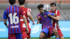 Pemain Barcelona U-18, Jorge Javier Espinal Diaz (kiri) berebut bola dengan pemain Atletico Madrid U-18, Mario Caballero Bueno saat laga International Youth Championship 2021 di Jakarta International Stadium, Jakarta, Jumat (15/04/2022). (Bola.com/Bagaskara Lazuardi)