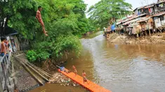 Sejumlah anak-anak bantaran Sungai Ciliwung melompat ke sungai dari atas jembatan Manggarai, Jakarta, Rabu (18/5/2016). Kondisi air sungai Ciliwung saat ini lebih bersih dari tumpukan sampah. (Liputan6.com/Yoppy Renato)