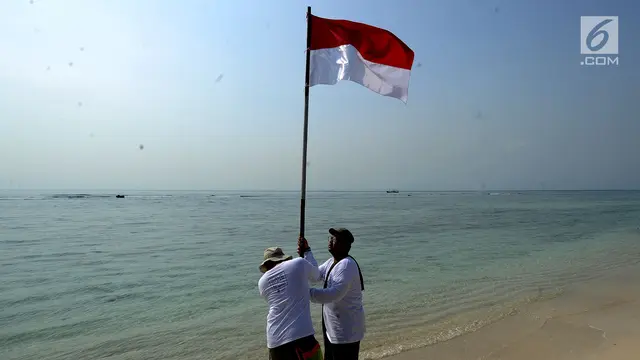 HUT ke-74 RI, Aktivis Upacara Menghadap Laut di Pulau Sangiang