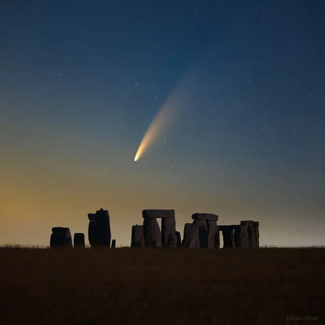 Komet Neowise di atas monumen batu bersejarah Stonehenge di Salisbury, Inggris. (Declan Deval / NASA)