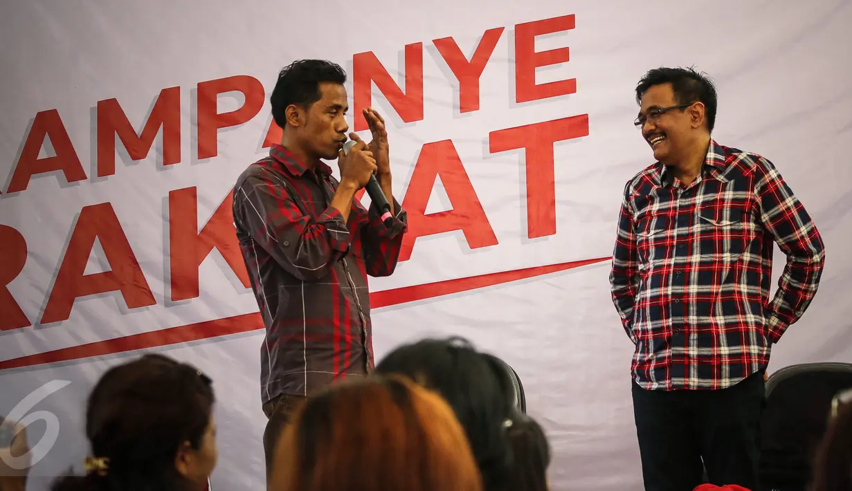 Cawagub DKI Jakarta, Djarot Saiful Hidayat mendengarkan pengaduan seorang warga di Rumah Lembang, Jakarta, Selasa (22/11). Djarot menggantikan Basuki  Tjahaja Purnama (Ahok) menerima aduan dan dukungan warga serta pendukung. (Liputan6.com/Faizal Fanani)