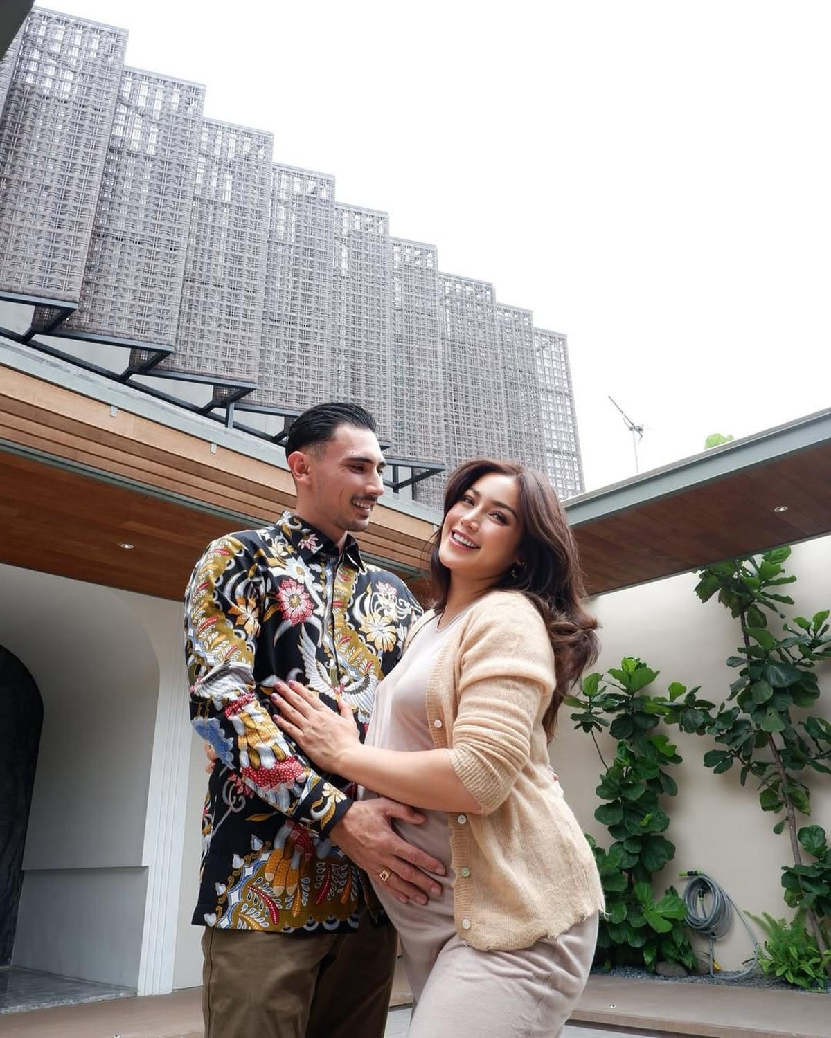 Potret Mesra Vincent Verhaag dan Jessica Iskandar, Disebut Jadi Suami dan Ayah Terbaik Oleh Netizen